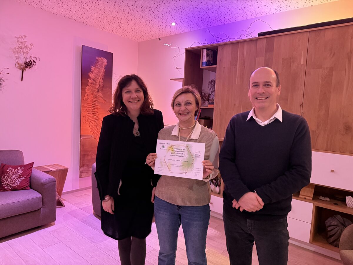 Nathalie Lourdel et Matthieu Lassagne remettant un diplôme de coaching intégratif HPI à l'école EAR