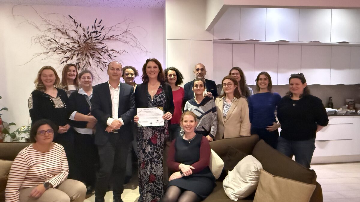 Remise symbolique d'un diplôme à Nathalie Lourdel pour les 20 ans de sa société par les Alumnis de l'école de coaching EAR